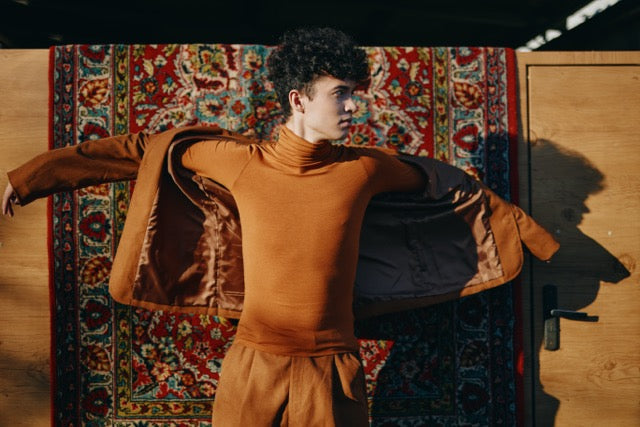 Renkli Ceket Modası: Kiremit, Petrol Mavisi ve Hardal Tonları