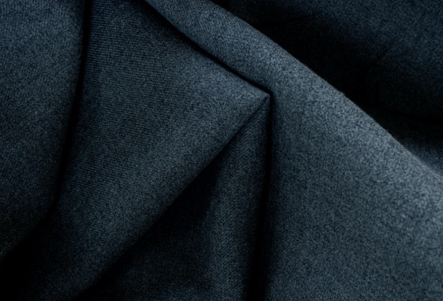 Resmi Davetlerde Pantolon Kumaşı: Parlak mı Mat mı Olmalı?