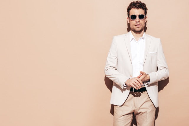 Beyaz Ceket Kombinleri: Yaz Partilerinin Vazgeçilmezi