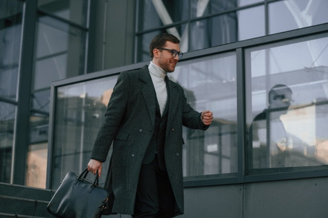 Bordo Takım Elbise Cesareti: Hangi Aksesuarlarla Tamamlanmalı?