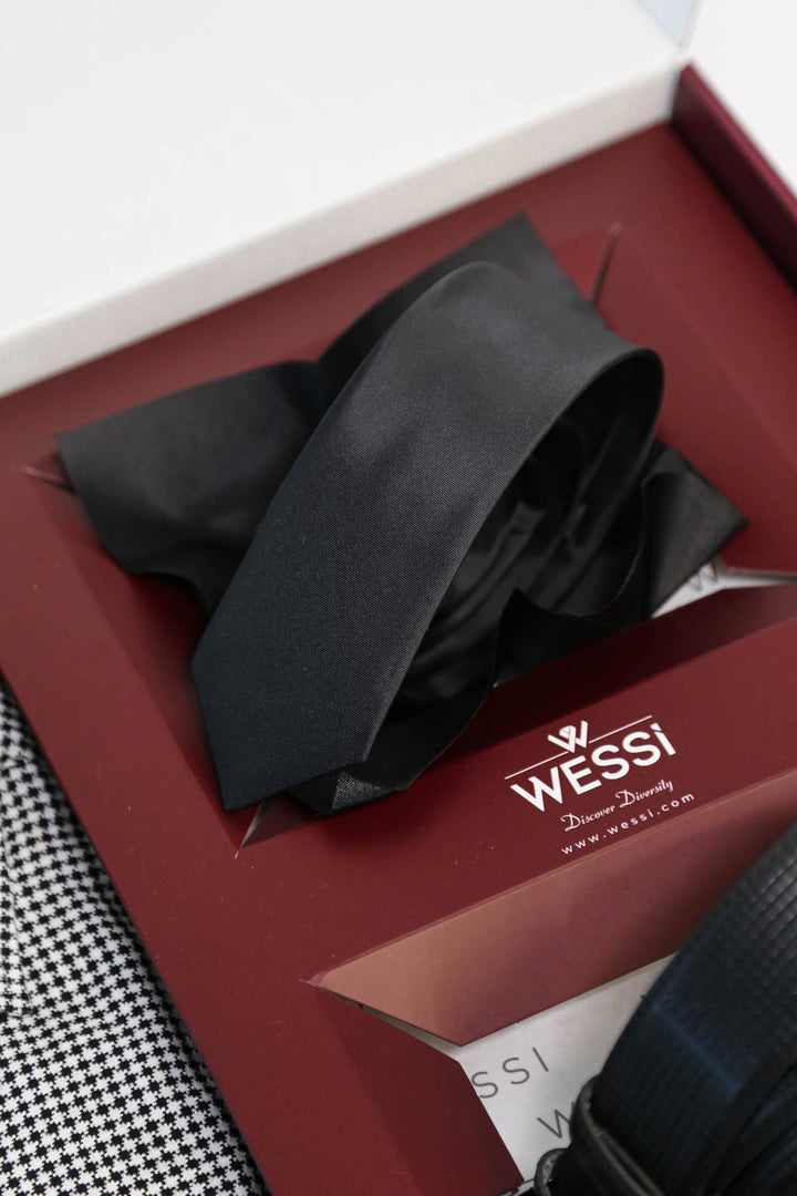 Wessi Erkek 3’lü Hediye Seti – Siyah-Beyaz Kaz Ayağı Desenli Gömlek + Siyah Kravat + Siyah Kemer