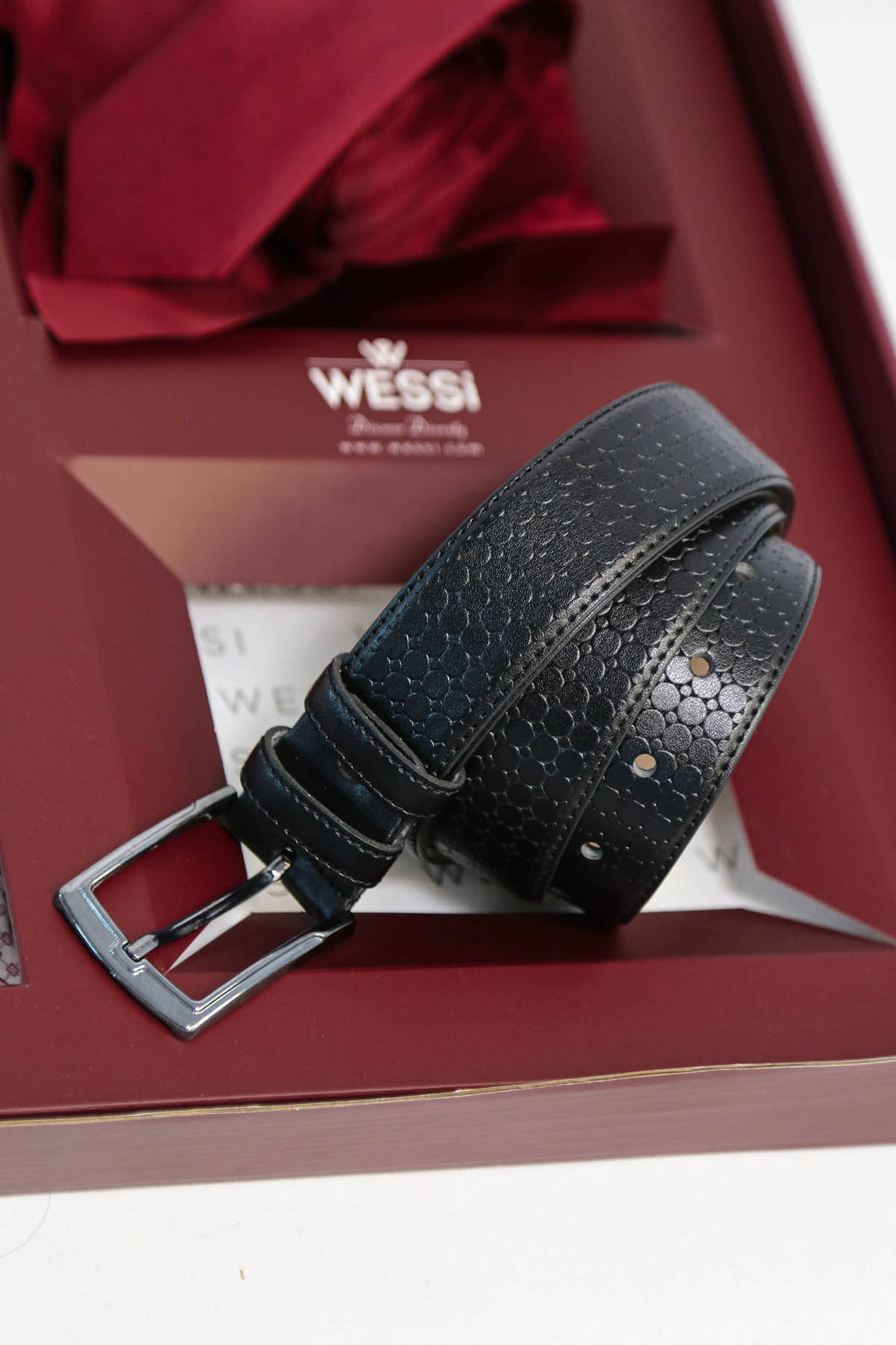 Wessi Erkek 3’lü Hediye Seti – Açık Bordo Mini Kare Desenli Gömlek + Bordo Kravat + Siyah Kemer