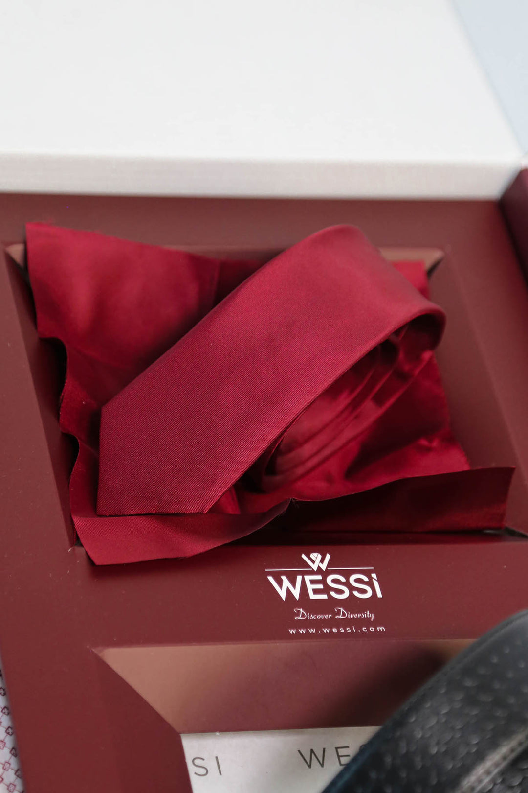 Wessi Erkek 3’lü Hediye Seti – Açık Bordo Mini Kare Desenli Gömlek + Bordo Kravat + Siyah Kemer