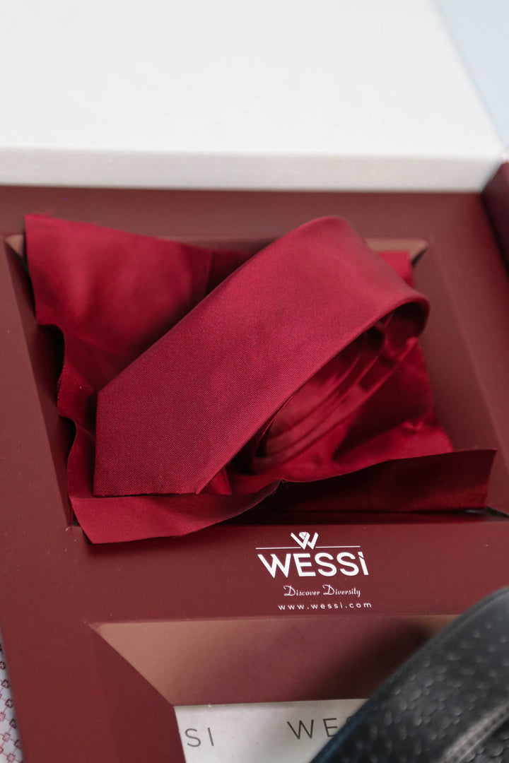 Wessi Erkek 3’lü Hediye Seti – Açık Bordo Mini Kare Desenli Gömlek + Bordo Kravat + Siyah Kemer