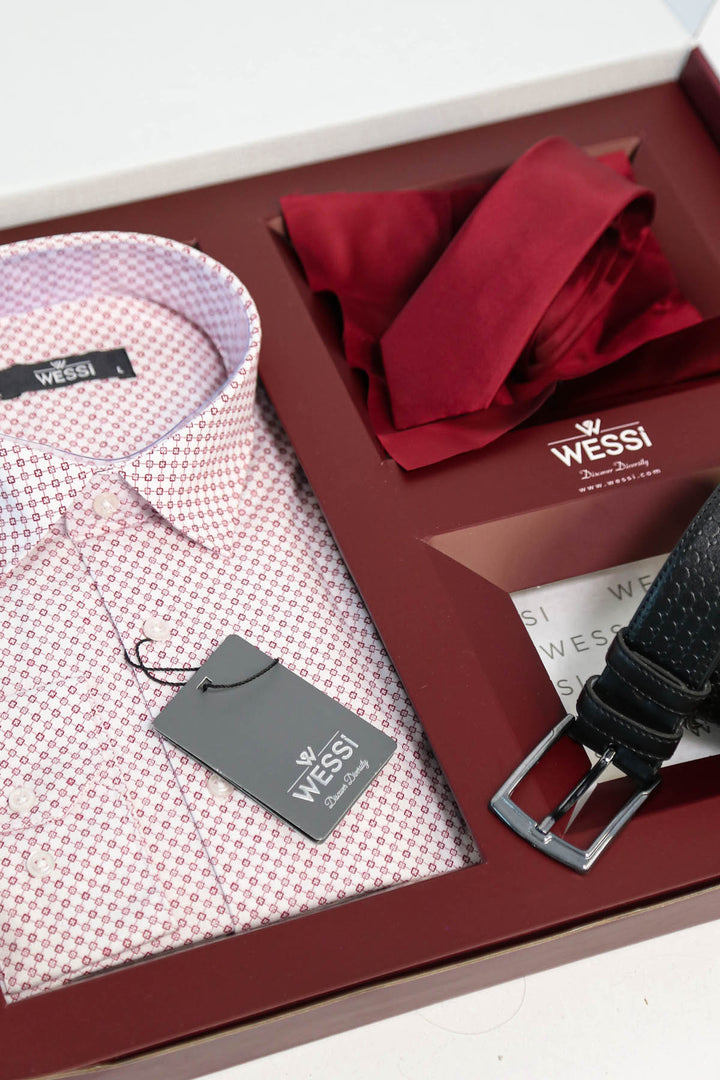 Wessi Erkek 3’lü Hediye Seti – Açık Bordo Mini Kare Desenli Gömlek + Bordo Kravat + Siyah Kemer