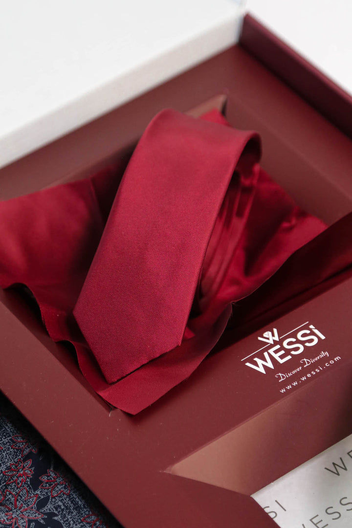 Wessi Erkek 3’lü Hediye Seti – Çiçek Desenli Lacivert Gömlek + Bordo Kravat + Siyah Kemer