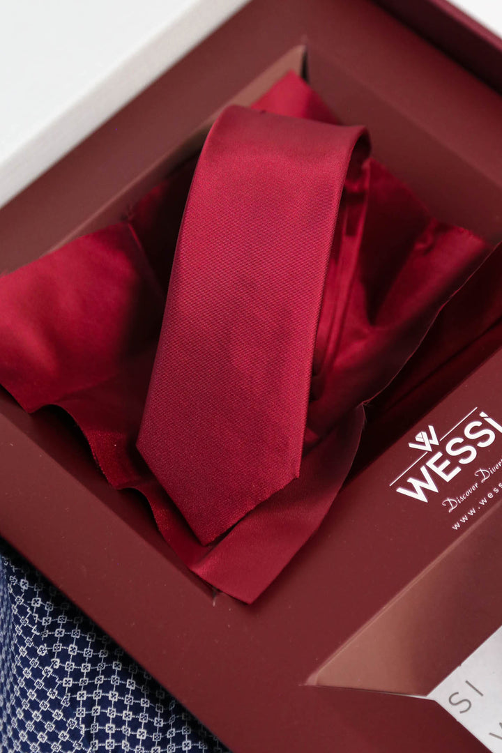 Wessi Erkek 3’lü Hediye Seti – Mini Kare Desenli Mavi Gömlek + Bordo Kravat + Siyah Kemer