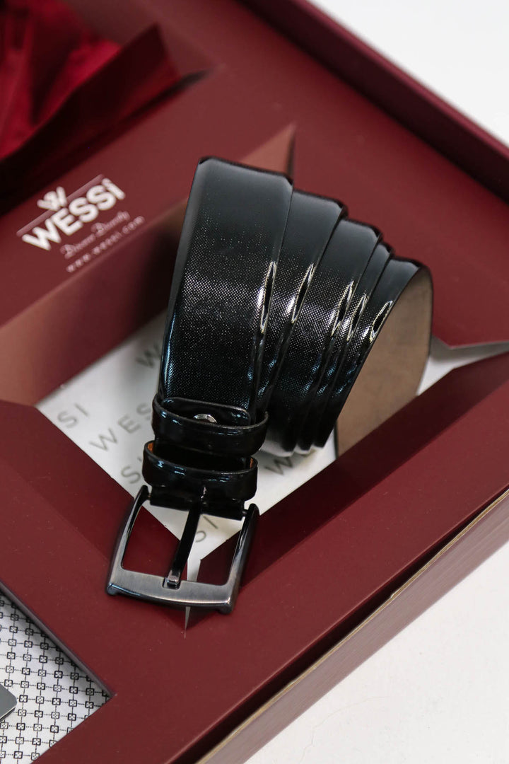 Wessi Erkek 3’lü Hediye Seti – Beyaz Mini Kare Desenli Gömlek + Bordo Kravat + Siyah