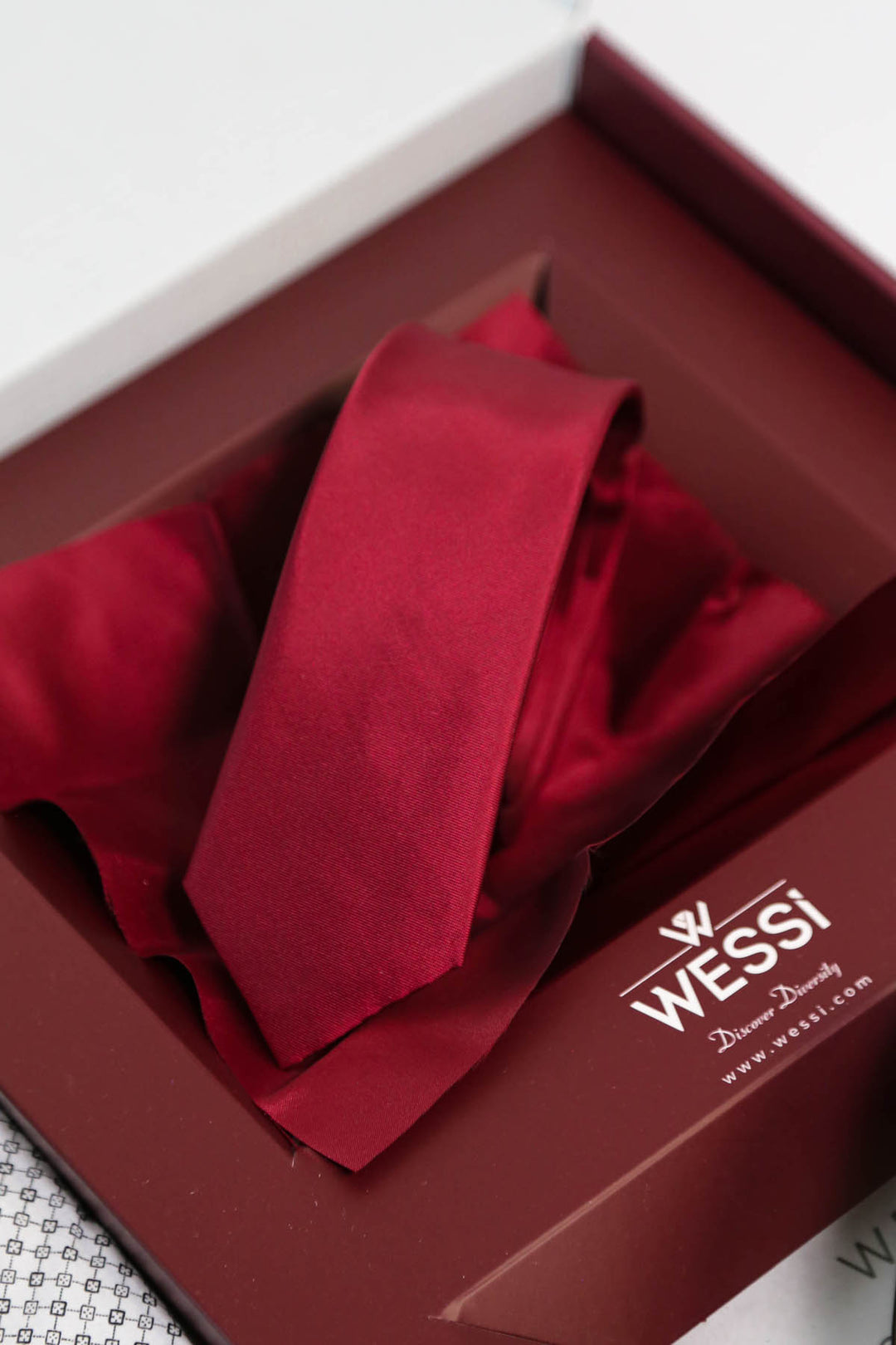 Wessi Erkek 3’lü Hediye Seti – Beyaz Mini Kare Desenli Gömlek + Bordo Kravat + Siyah