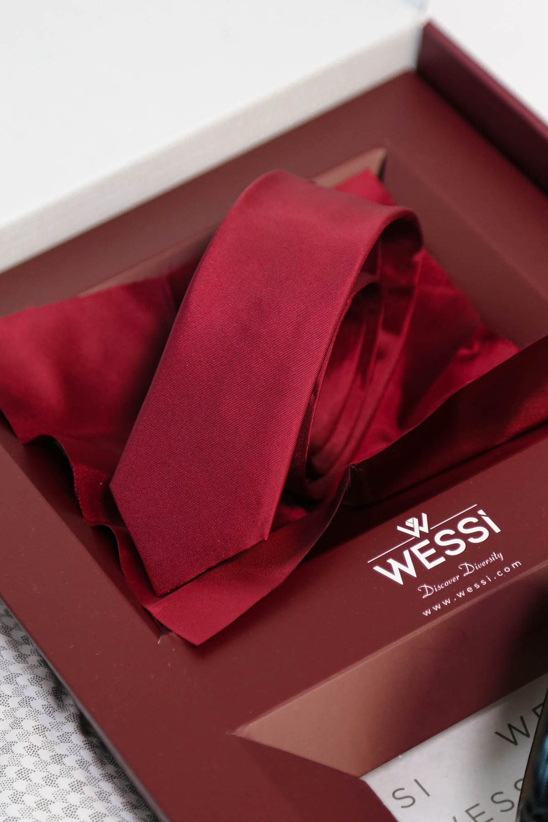 Wessi Erkek 3’lü Hediye Seti – Ekru Kazayağı Desenli Gömlek + Bordo Kravat + Siyah Kemer