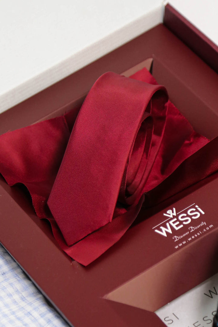 Wessi Erkek 3’lü Hediye Seti – Buz Mavi Ekose Gömlek + Bordo Kravat + Siyah Kemer