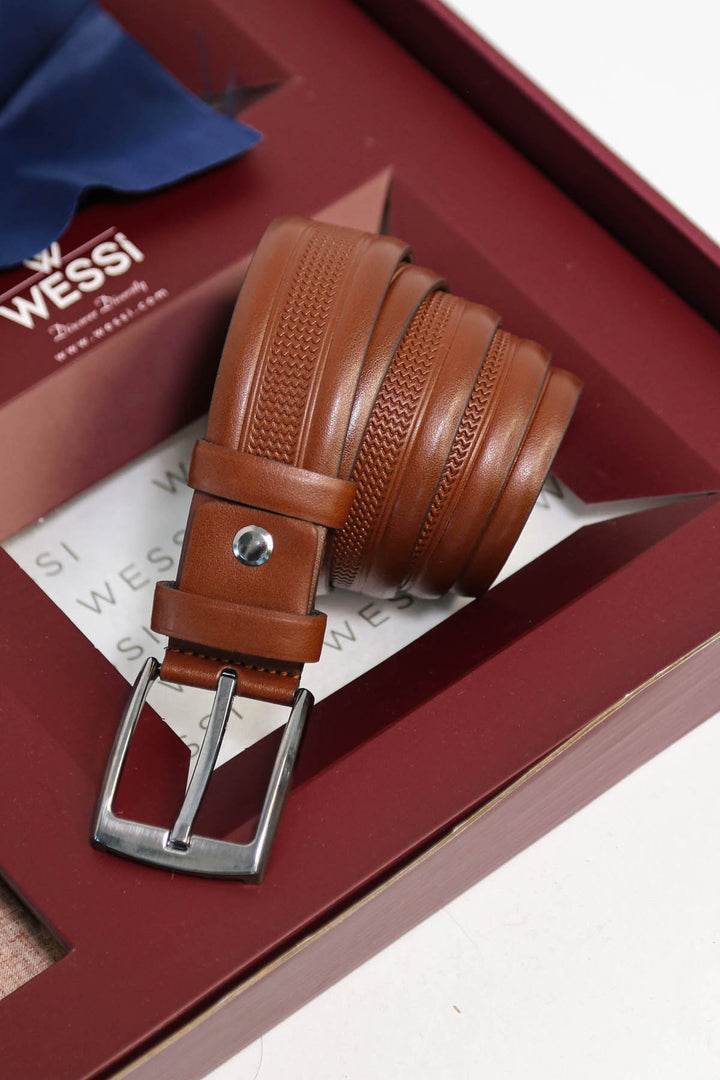 Wessi Erkek 3’lü Hediye Seti – Bej Keten Görünümlü Gömlek + Lacivert Kravat + Taba Kemer
