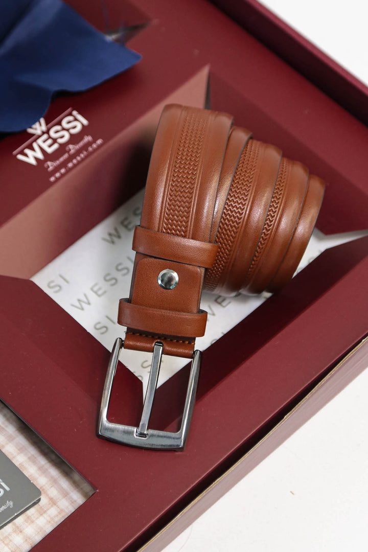 Wessi Erkek 3’lü Hediye Seti – Açık Kahverengi Ekose Gömlek + Lacivert Kravat + Taba Kemer