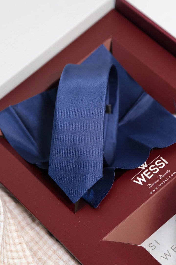 Wessi Erkek 3’lü Hediye Seti – Açık Kahverengi Ekose Gömlek + Lacivert Kravat + Taba Kemer