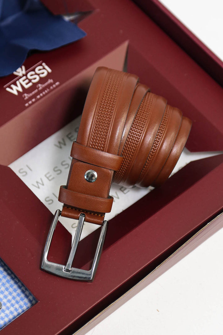 Wessi Erkek 3’lü Hediye Seti – Buz Mavi Kaz Ayağı Desenli Gömlek + Lacivert Kravat + Taba Kemer