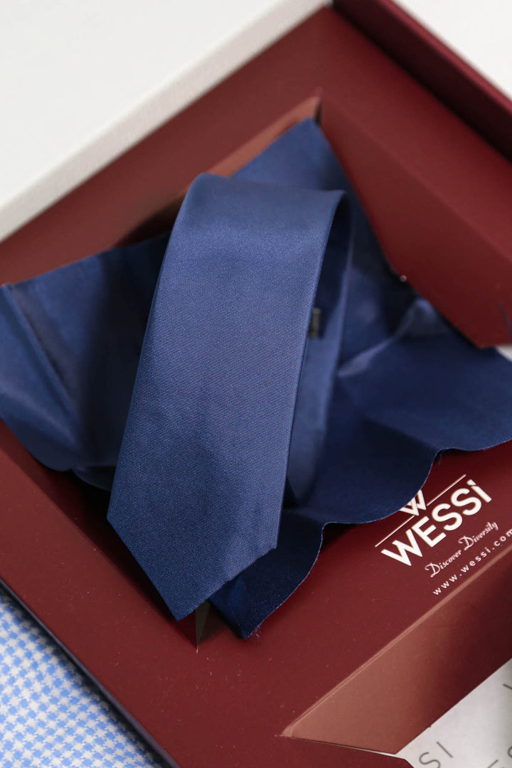 Wessi Erkek 3’lü Hediye Seti – Buz Mavi Kaz Ayağı Desenli Gömlek + Lacivert Kravat + Taba Kemer