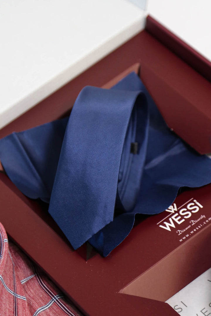 Wessi Erkek 3’lü Hediye Seti – Bordo Ekose Gömlek + Lacivert Kravat + Taba Kemer