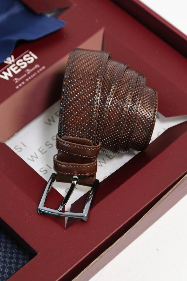 Wessi Erkek 3’lü Hediye Seti – Koyu Lacivert Mini Desenli Gömlek + Lacivert Kravat + Kahverengi Kemer