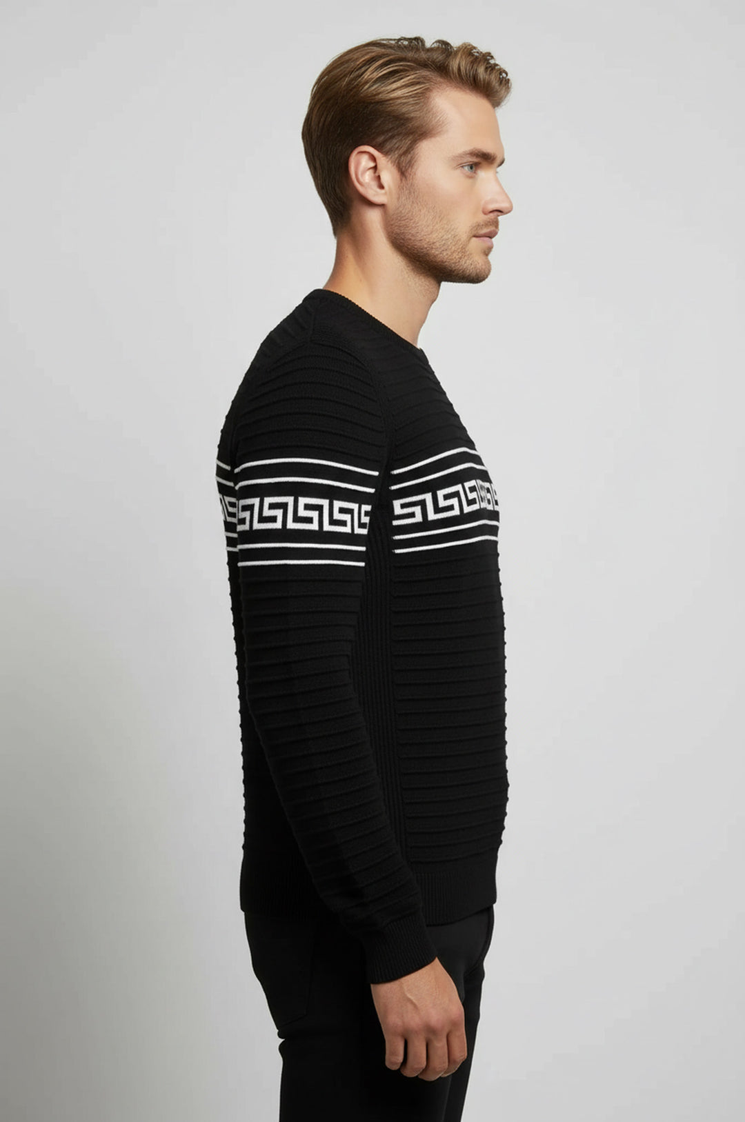 Siyah Üzerine Göğüs Desenli Bisiklet Yaka Triko - Wessi