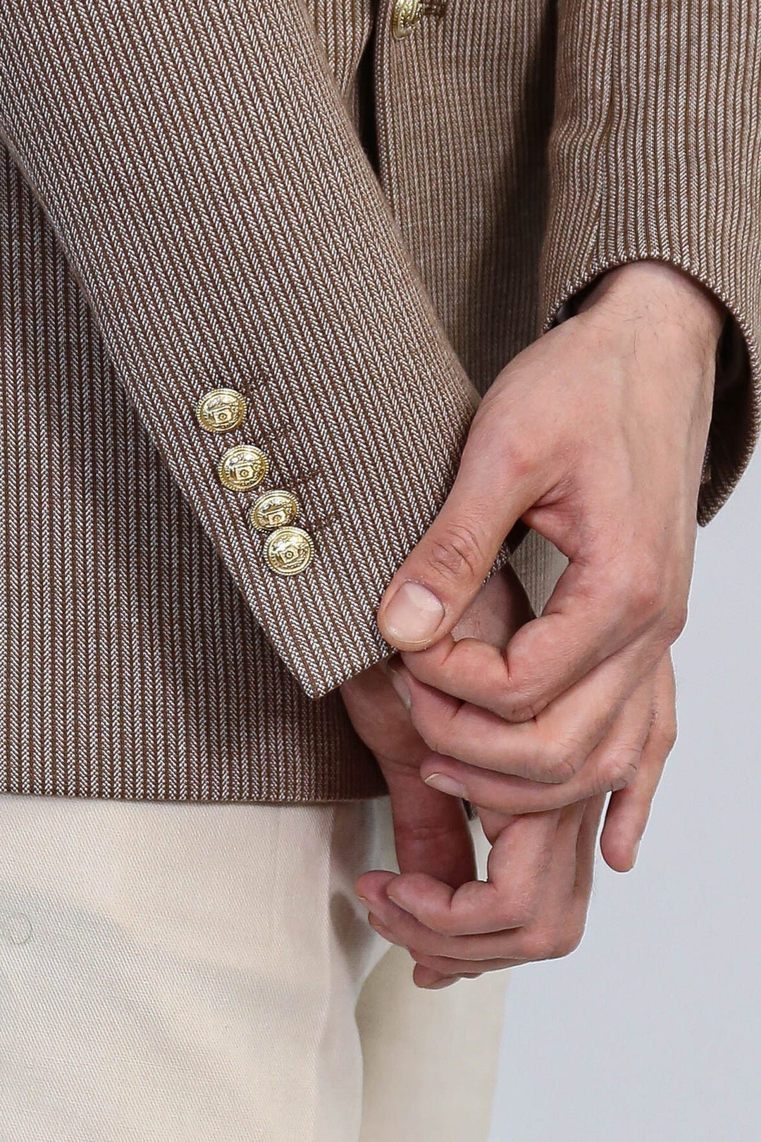 Kum Beji Çizgili Altın Rengi Metal Düğmeli Slim Fit Kruvaze Blazer – Wessi