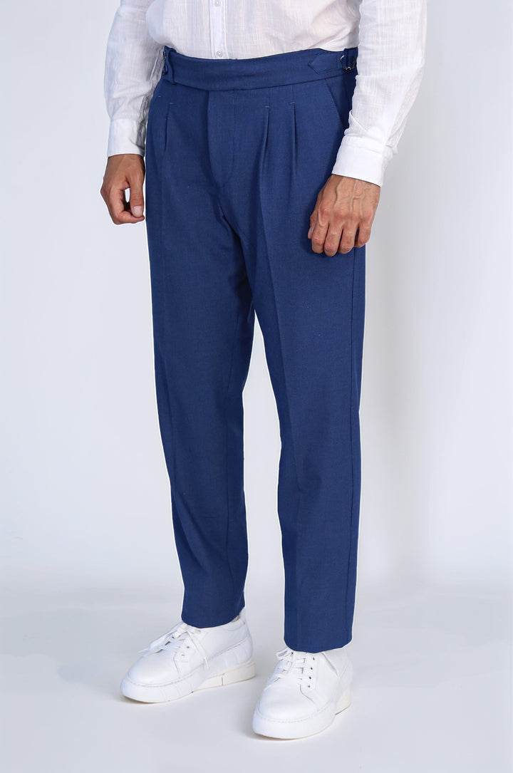 Old Money Stil Çift Pileli Yüksek Bel Toka Detaylı Slim Fit Saks Mavisi Erkek Pantolon – Wessi