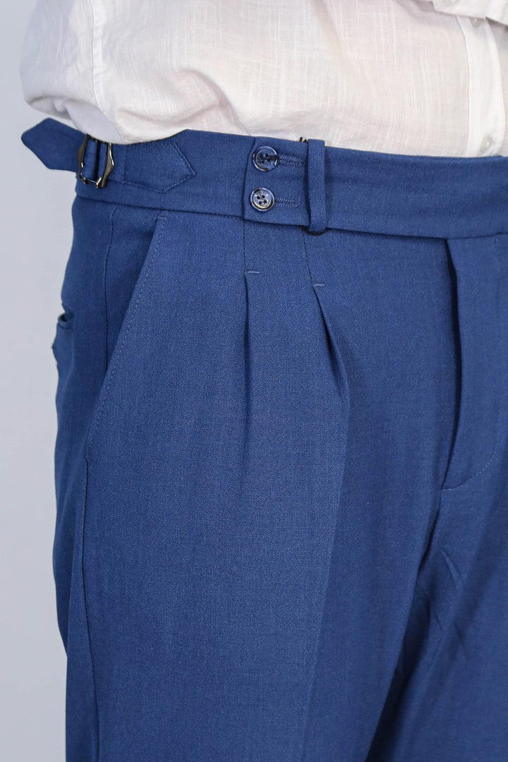 Old Money Stil Çift Pileli Yüksek Bel Toka Detaylı Slim Fit Saks Mavisi Erkek Pantolon – Wessi