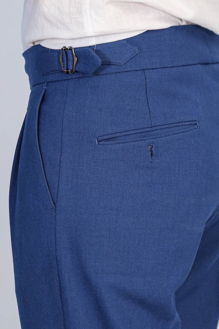 Old Money Stil Çift Pileli Yüksek Bel Toka Detaylı Slim Fit Saks Mavisi Erkek Pantolon – Wessi