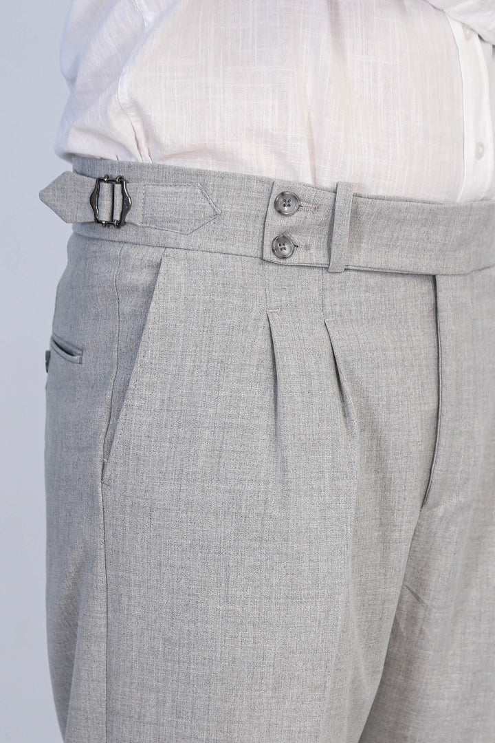 Old Money Stil Çift Pileli Yüksek Bel Toka Detaylı Slim Fit Gri Erkek Pantolon – Wessi