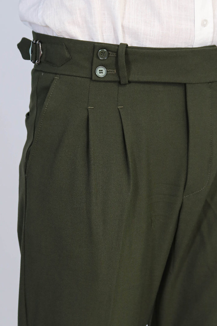 Old Money Stil Çift Pileli Yüksek Bel Toka Detaylı Slim Fit Haki Erkek Pantolon – Wessi