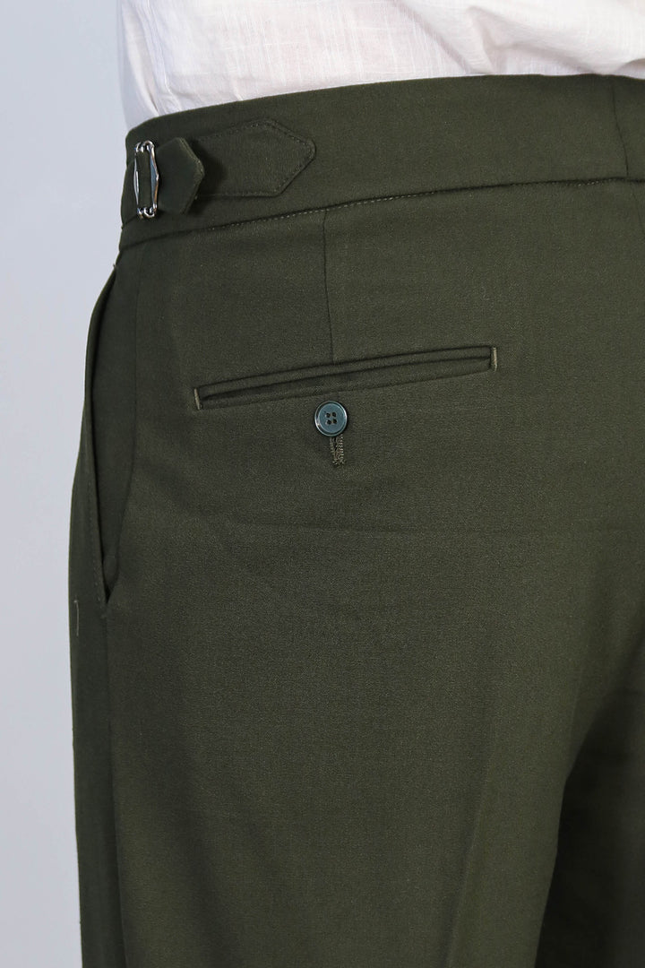 Old Money Stil Çift Pileli Yüksek Bel Toka Detaylı Slim Fit Haki Erkek Pantolon – Wessi