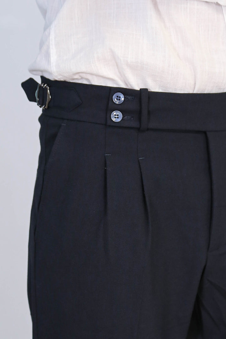 Old Money Stil Çift Pileli Yüksek Bel Toka Detaylı Slim Fit Lacivert Erkek Pantolon – Wessi