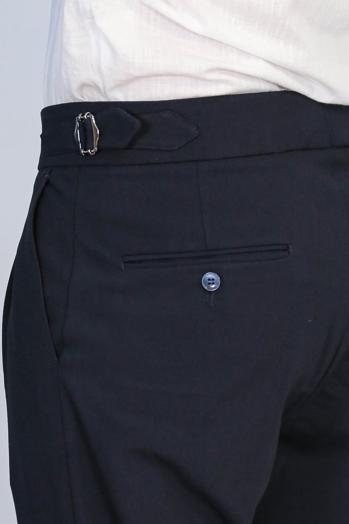 Old Money Stil Çift Pileli Yüksek Bel Toka Detaylı Slim Fit Lacivert Erkek Pantolon – Wessi